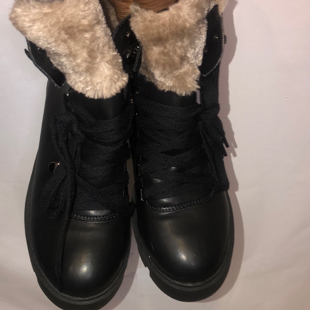 Tan Fur-Tops Lace-Up Black Sturdy Boots